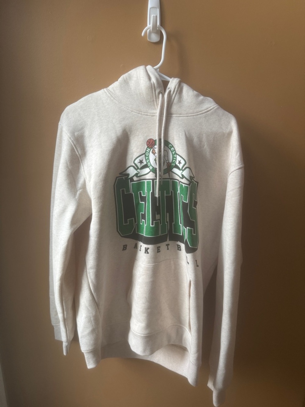 Men's Size L Celtics Graphic Hoodie in Cream and Green